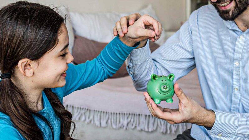 Educação Financeira Infantil: Como Ensinar Seu Filho a Lidar com Dinheiro Desde Cedo